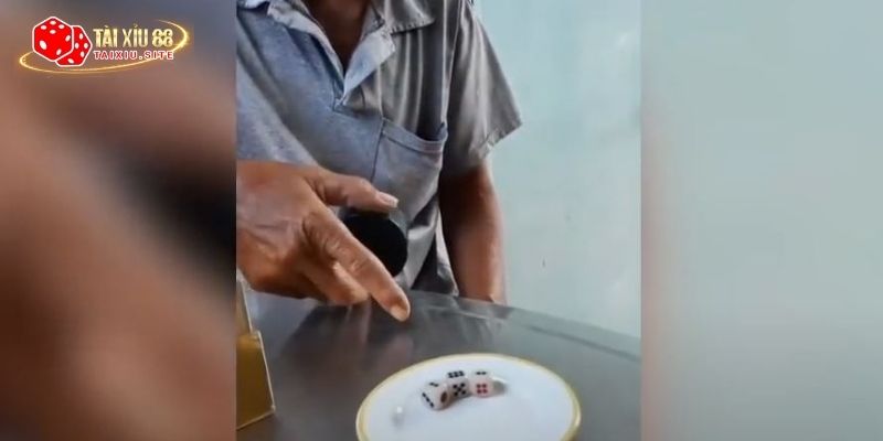 Hình ảnh dụng cụ xóc tài xỉu đơn giản khi chơi tài xỉu truyền thống