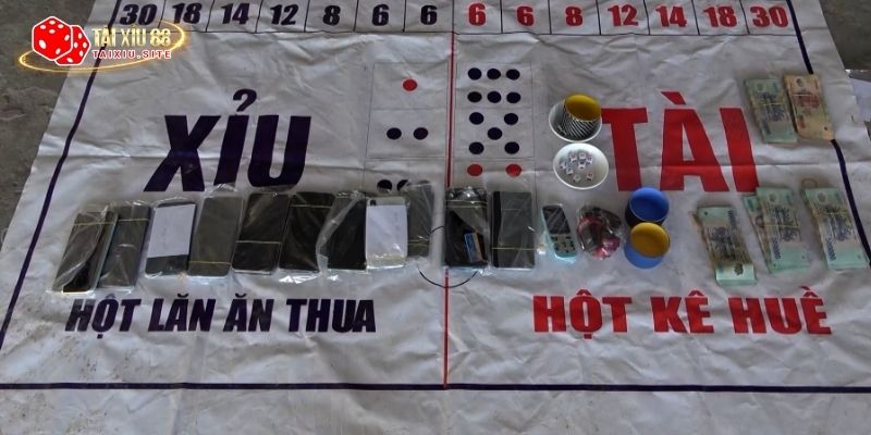 Hình ảnh bàn xóc tài xỉu đơn giản tại sới bạc truyền thống